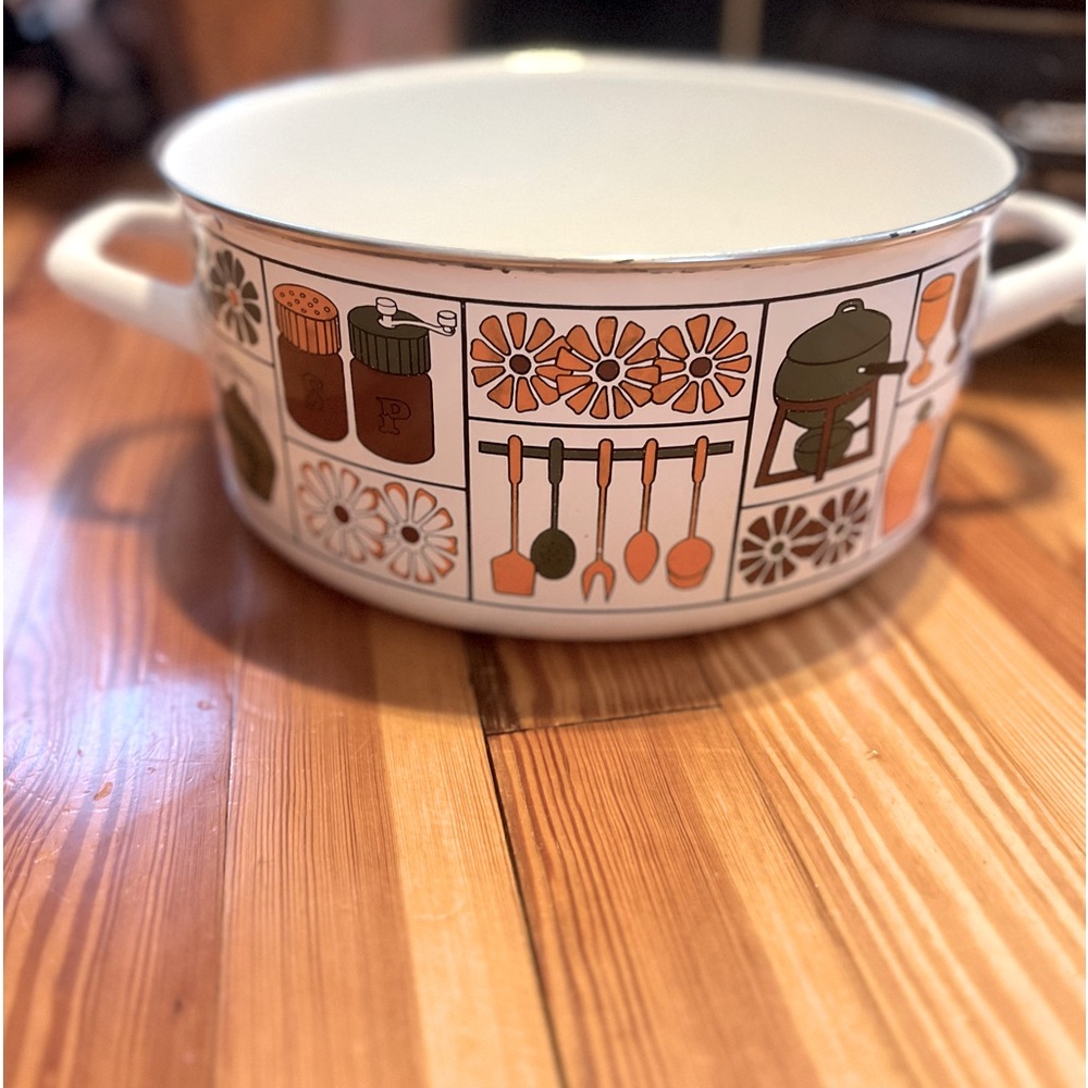 Vintage enameled stockpot